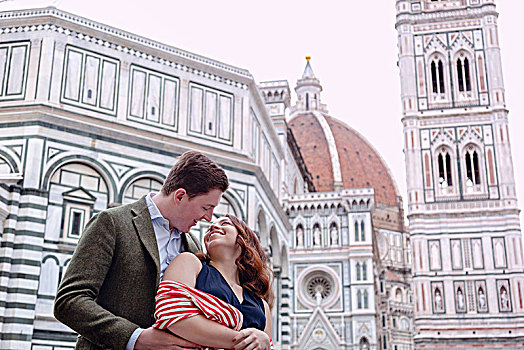 年轻,情侣,搂抱,圣母百花大教堂,佛罗伦萨,托斯卡纳,意大利