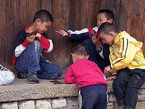 一群孩子,纸牌,乡村,云南,中国,五月,2009年
