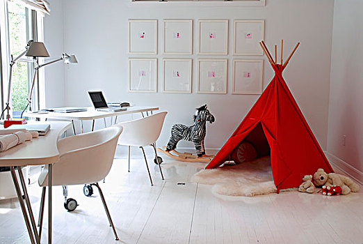两个,工作区,现代,壳,椅子,桌子,玩具,红色,圆锥形帐篷,屋角