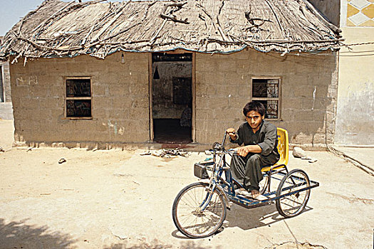男孩,困苦,室外,小屋,郊区,城镇,近郊,卡拉奇,巴基斯坦,七月,2005年