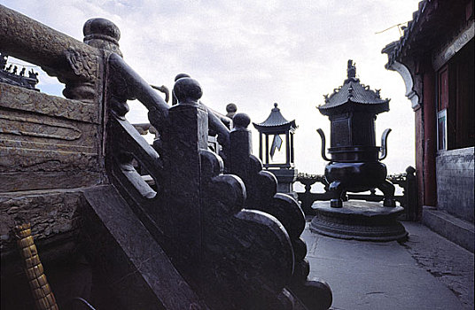 湖北十堰武当山石雕柱饰和铸铜香炉,磬亭