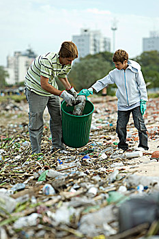 两个人,垃圾堆,收集,再循环,塑料制品,材质,垃圾桶