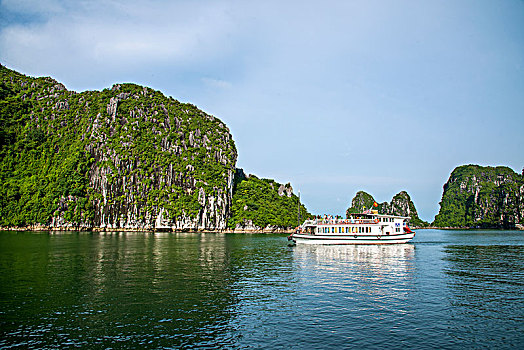越南广宁鸿基市下龙湾海上巡游的游船