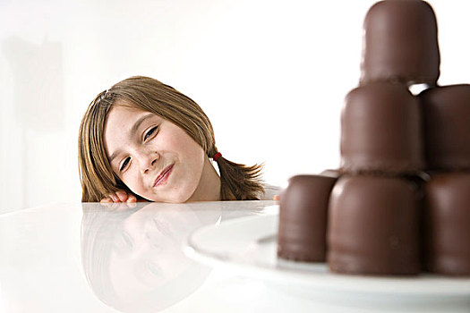 女孩,坐,正面,盘子,巧克力软糖