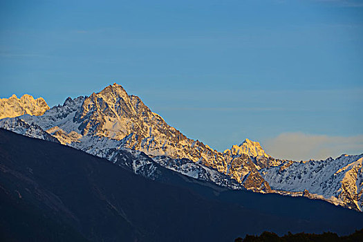 日照金山