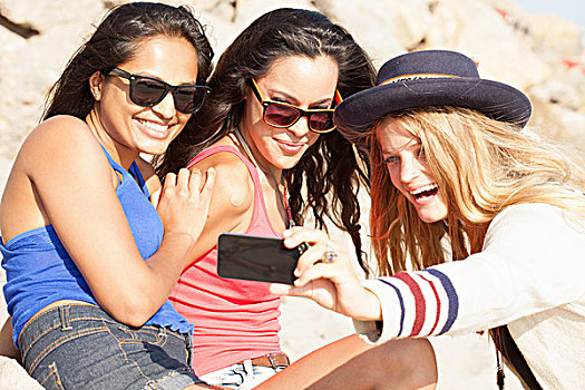 三个女人,年轻,智能手机,海滩,加利福尼亚,美国