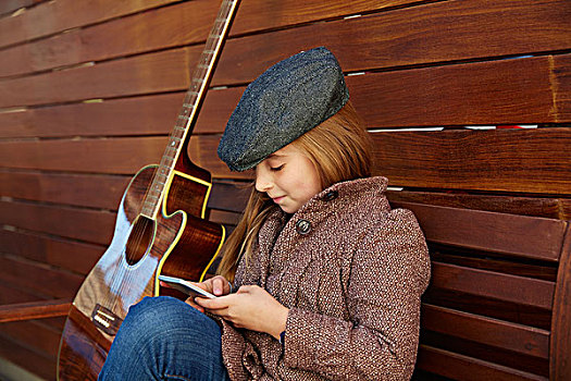 金发,儿童,女孩,弹吉他,冬天,贝雷帽,外套,木质背景