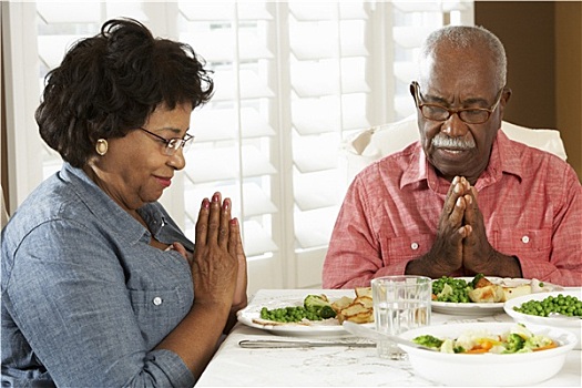 老年,夫妻,饭前祷告,食物,在家