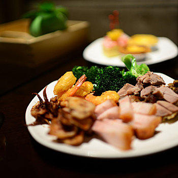 中国餐厅的自助餐食物拼盘
