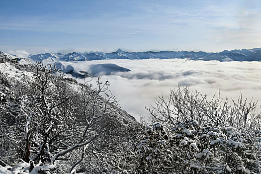 达瓦更扎雾凇和雪山云海