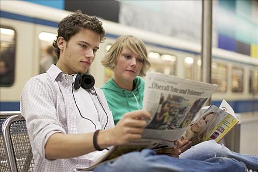 青少年,伴侣,报纸,地铁,横图