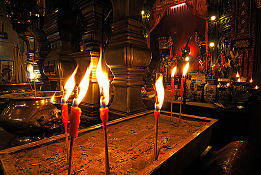 燃烧,蜡烛,正面,中国人,佛教,圣坛,男人,庙宇,香港,亚洲