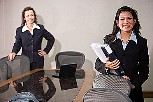 两个,西班牙裔,职业女性,站立,会议室