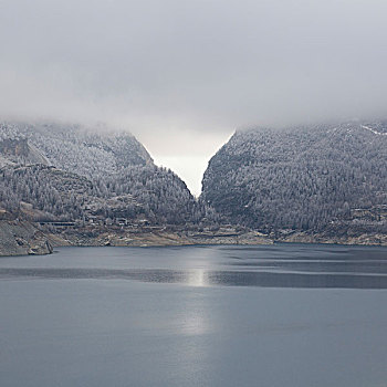 湖,山