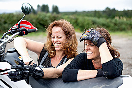 两个,女性,摩托车手,靠着,摩托车