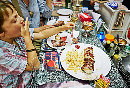 男孩,吃,食物,餐馆,蒙得维的亚,乌拉圭,南美