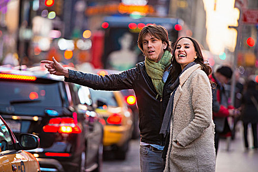 年轻,游客,情侣,招手,出租车,纽约,美国