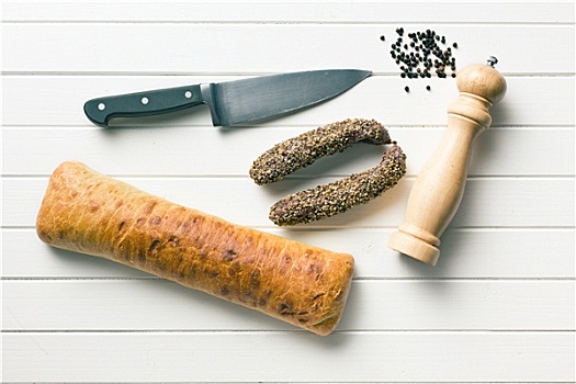 香肠,意大利拖鞋面包,刀,胡椒磨
