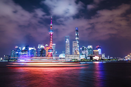 上海陆家嘴金融区城市天际线和东方明珠电视塔夜景