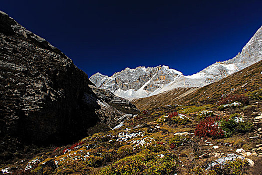 稻城亚丁雪山峡谷高山湖泊