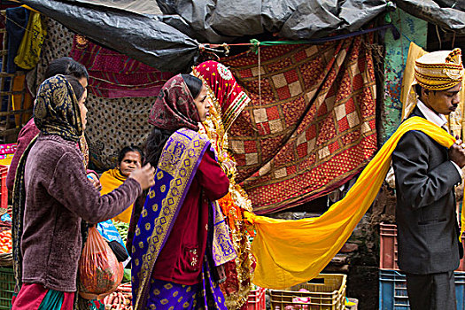 印度,北方邦,瓦拉纳西,婚宴,走,街道,新娘,围巾,低头,使用,只有
