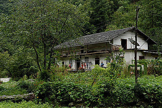 山村河边的房屋