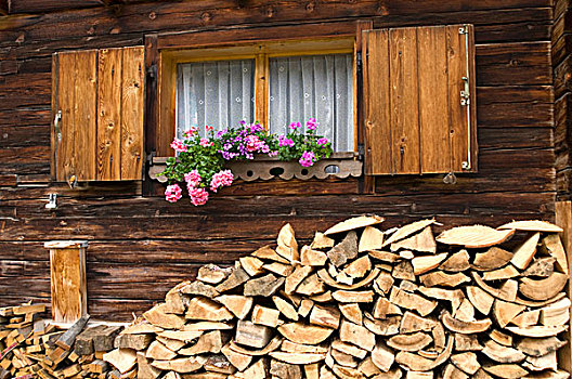 木柴,一堆,户外,墙壁,木屋,窗台花箱,仰视,窗户