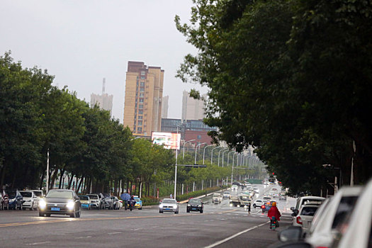 山东省日照市,台风烟花威力不减,带来大风降雨行人艰难赶路回家