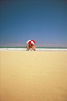 伴侣,坐,伞,海滩,白沙,蓝天,后面
