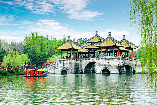 杨州瘦西湖湖上园林水榭上的五亭桥石桥