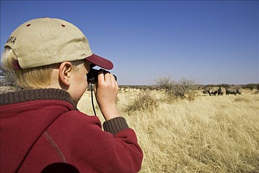 纳米比亚,达马拉兰,埃龙戈区,男孩,听,放牧,大草原,一对,双筒望远镜
