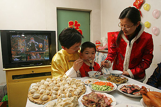 中国春节包饺子