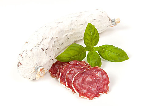 意大利腊肠,切片,白色背景