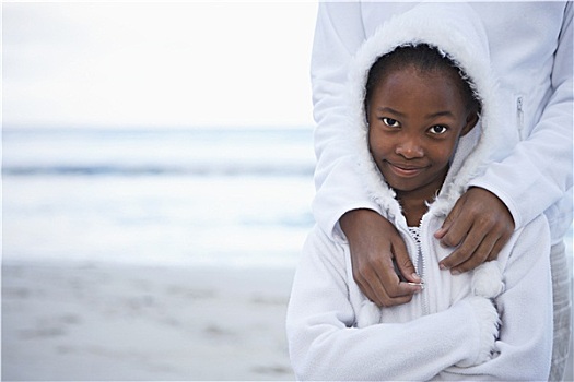 母女,8-10岁,白色,衣服,站立,海滩,微笑,正面,头像