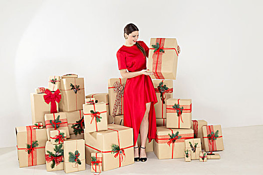 美女,红裙,一堆,圣诞礼物,拿着,圣诞节,包裹