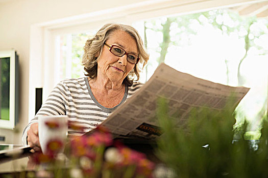 老年,女人,读,报纸