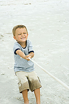 小男孩,拉拽,绳索,怪相,海滩