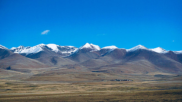 中国西藏自治区318川藏线远山荒野与村庄