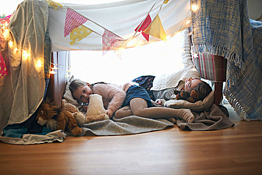 两个,姐妹,卧室,房间,躺下,毛绒玩具