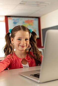 女孩,笔记本电脑,坐,书桌,教室