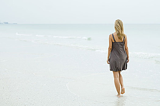 女人,太阳裙,走,海滩,后视图