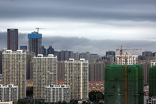 山东省日照市,云绕卧龙山犹如人间仙境,气象部门发布暴雨蓝色预警提醒市民加强防范