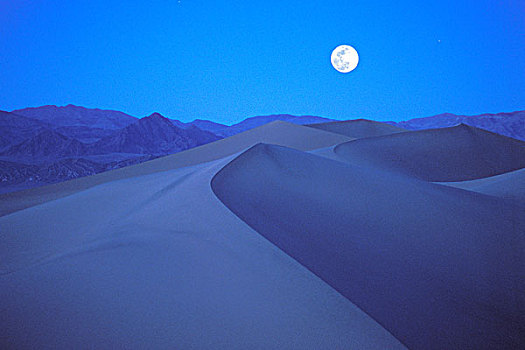 美国,加利福尼亚,死亡谷国家公园,月出,沙丘