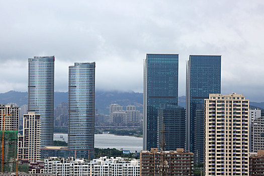 山东省日照市,受8号台风影响,乌云翻滚风雨欲来笼罩高楼大厦