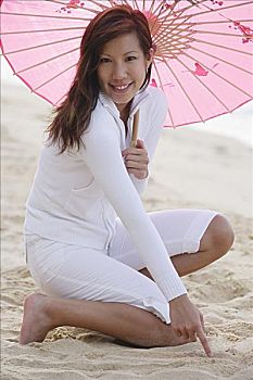 女青年,拿着,粉色,伞,跪着,海滩