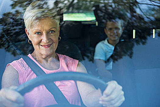 祖母,驾驶,汽车,孙子,坐,后座