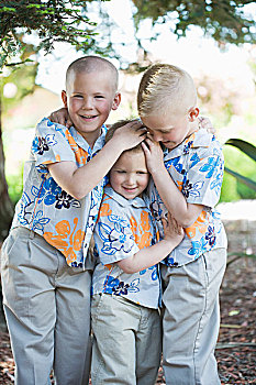 三个男孩,夏威夷衫