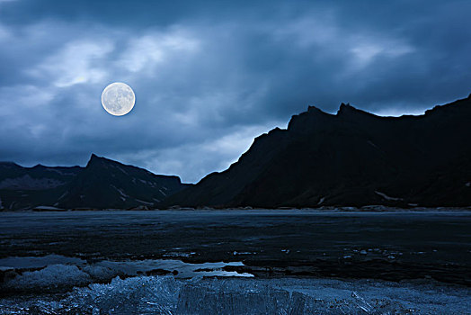 月夜里天池开冰