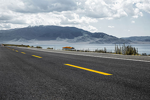 新疆喀纳斯湖边公路