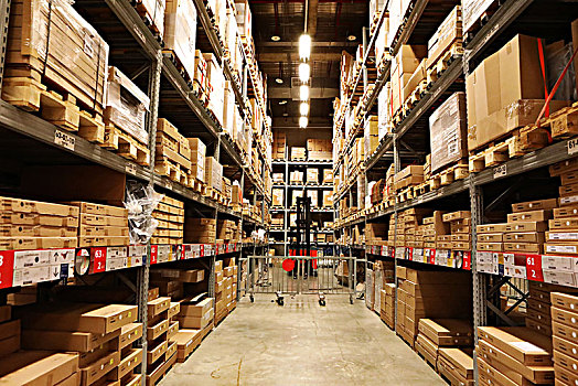 大卖场,的物流中心,仓储中的呈列架上货物整齐有秩序